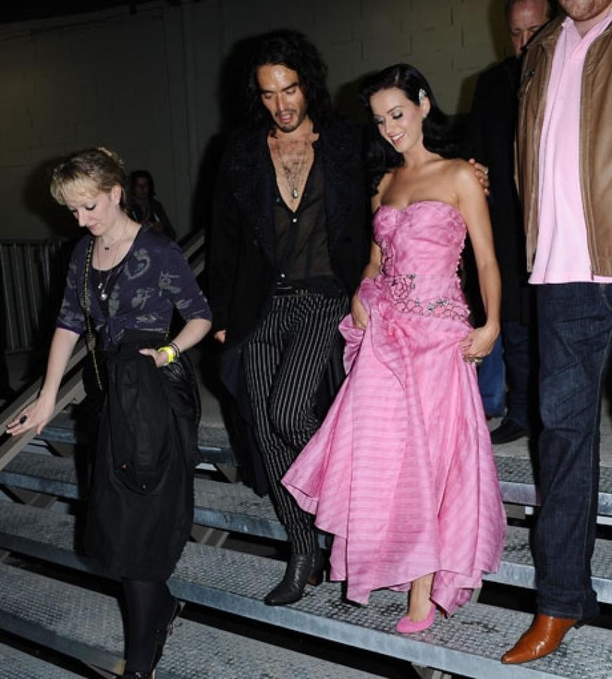 Doch die Sängerin sollte vorsichtig sein. Russell Brand ist als Womanizer bekannt. Er war schon mit Stars wie Kate Moss, Holly Madison und Dita von Teese liiert