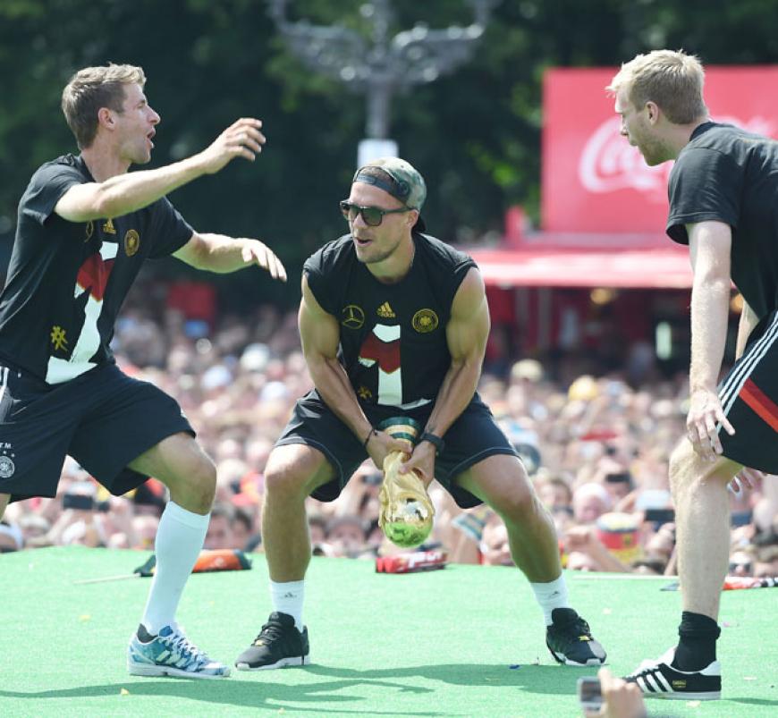 Spiel mit dem Pokal: Müller, Poldi und Merte