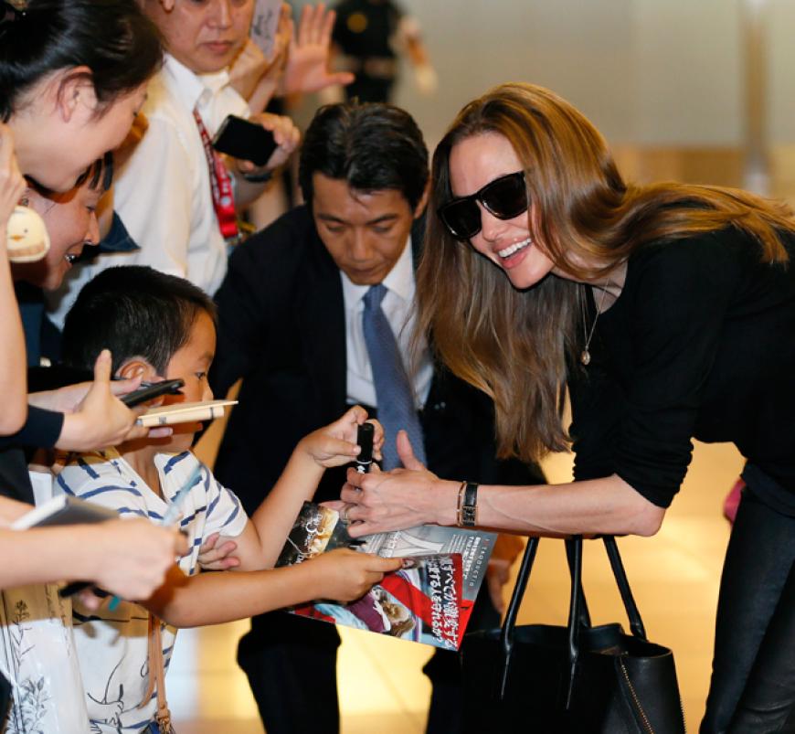 Wow, Angelina sieht umwerfend aus. Nach ihrer schweren Krankheit und der Brust-Amputation kann sie wieder strahlen