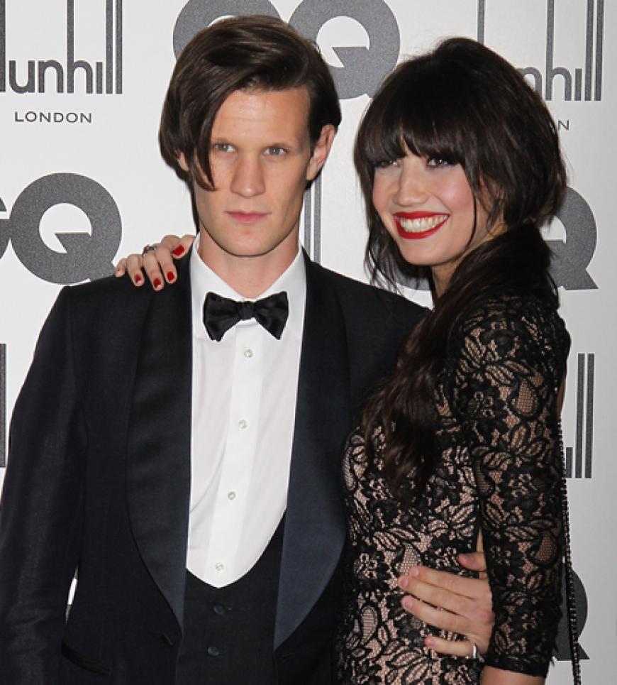 Das Model post mit Matt Smith, dem Gewinner des