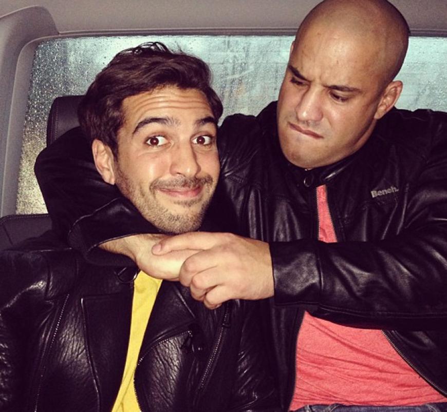 Schauspieler Elyas M'Barek albert mit seinem Kollegen Omar rum und steckt gerade ziemlich in der Klemme
