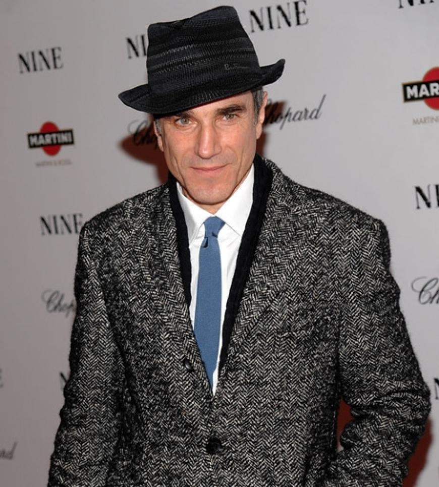 Elegant mit Hut und Mantel kam Schauspieler Daniel Day-Lewis zur Premiere von