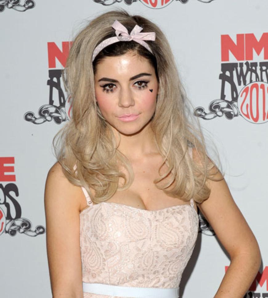 Die walisische Sängerin mit griechischen Wurzeln Marina Diamandis experimentiert gerne mit ihrem Haar und erzeugt durch das Pastell einen schönen Vintage-Effekt.