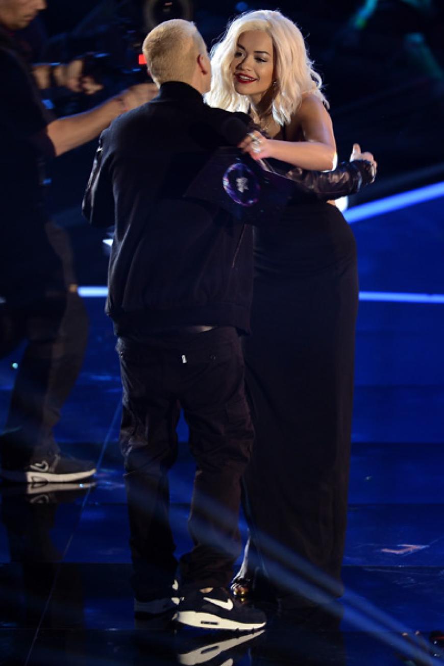 Sängerin Rita Ora überreicht Eminem den