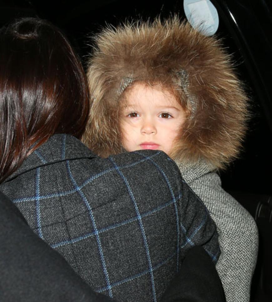 Februar 2014: Lange haben wir Harper Beckham nicht mehr gesehen, aber da ist sie endlich wieder! Mama Victoria trägt die Kleine durch das eiskalte New York. Harper scheint die Kälte nichts auszumachen, aber sie ist ja auch ordentlich eingepackt. Kleiner süßer Eskimo!