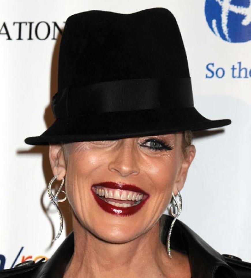 An sich sorgt Sharon Stone immer für einen eleganten Auftritt. Doch bei Elton Johns AIDS-Stiftung blamierte sich die Schauspielerin mit verlaufenem Lippenstift