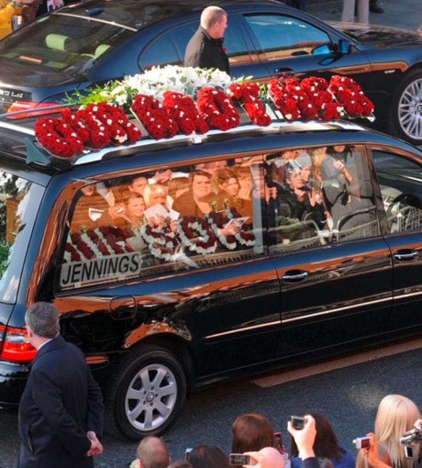 Der Leichenwagen fährt durch die Strassen. Tausende Anhänger von Gately haben sich vor der Kirche versammelt