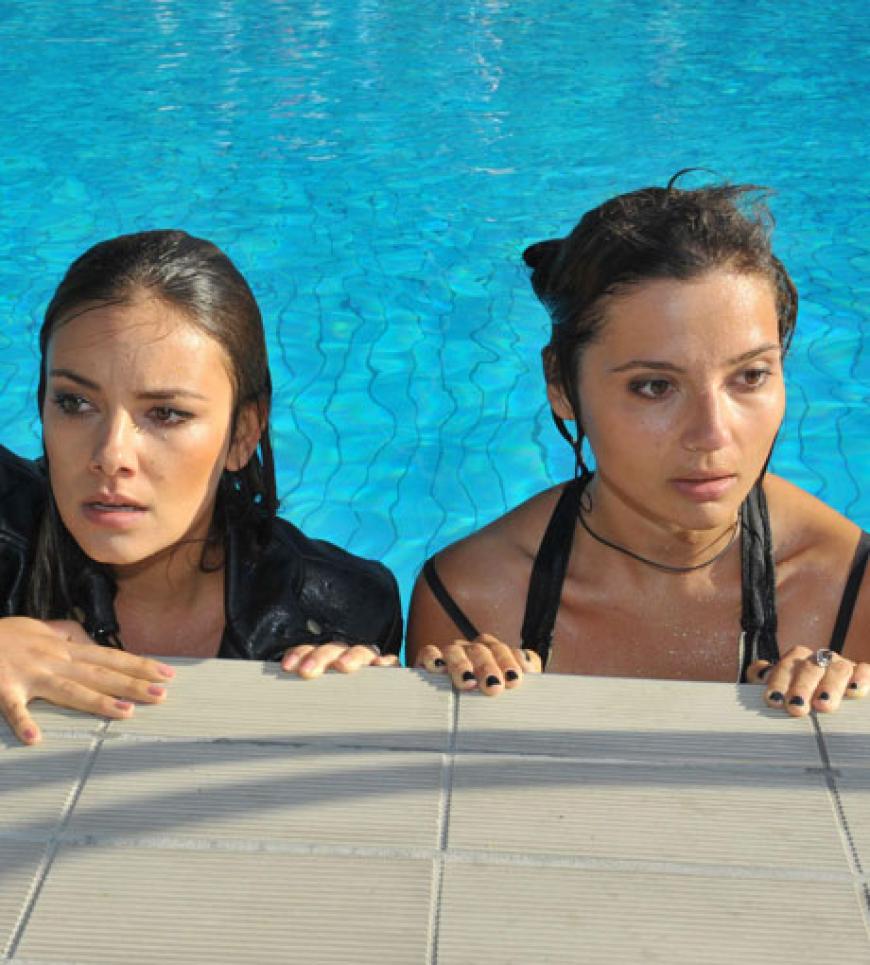 ...schließlich brechen sie in ein
Freibad ein und lernen ganz neue Facetten voneinander kennen. Was wird da laufen?