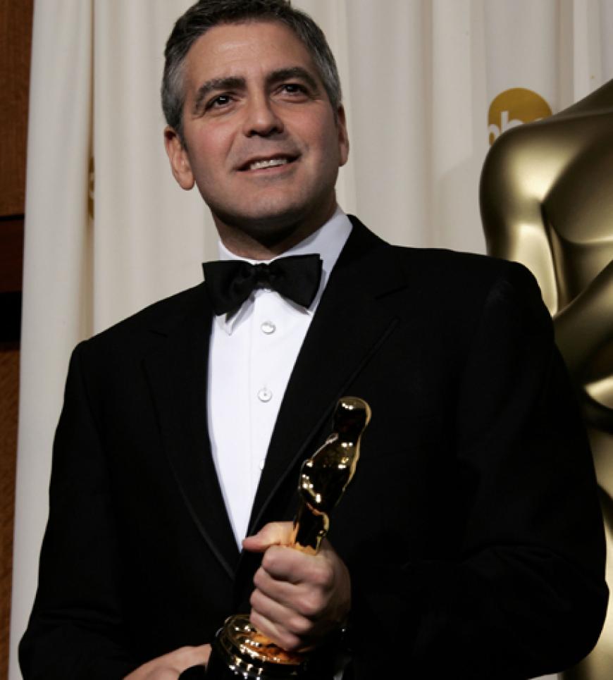 George Clooney freut sich 2006 über seinen Oscar als bester Nebendarsteller in seinem Regie-geführten Film