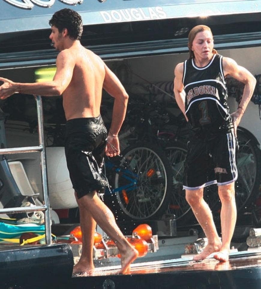 Die Pop-Diva geht in Sport-Klamotten baden. Ihre durchtrainierten, sehnigen Arme kann sie durch das Basketball-Dress aber nicht verstecken