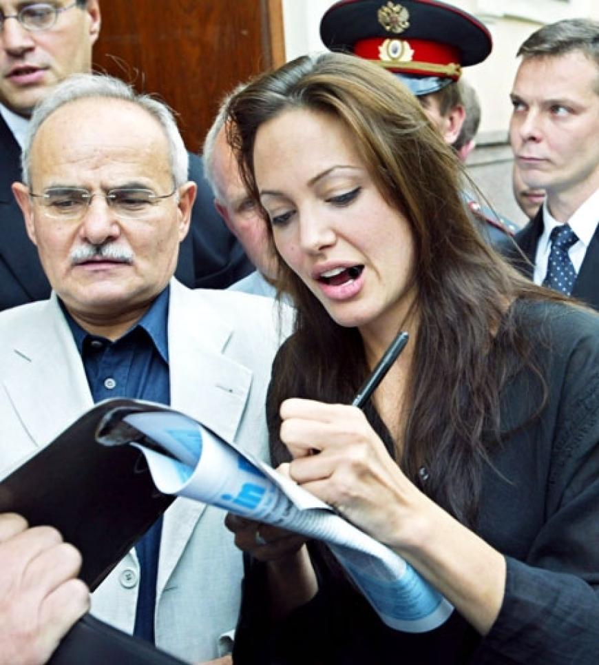 Superstar rettet die Welt: Am 24.8.2003 gibt sie in Moskau nach ihrer Pressekonferenz Autogramme