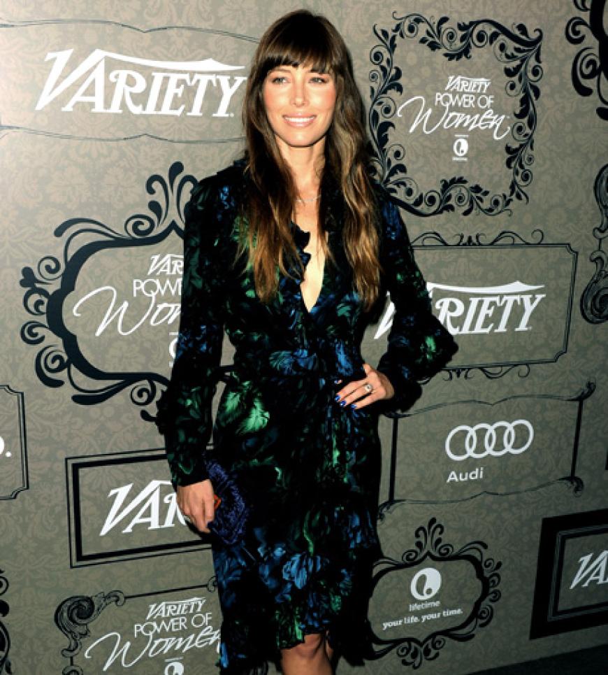 Wunderschöne Frau, wunderschönes Kleid! Der Entwurf mit winterlichem Blüten-Print stammt vom Gucci.