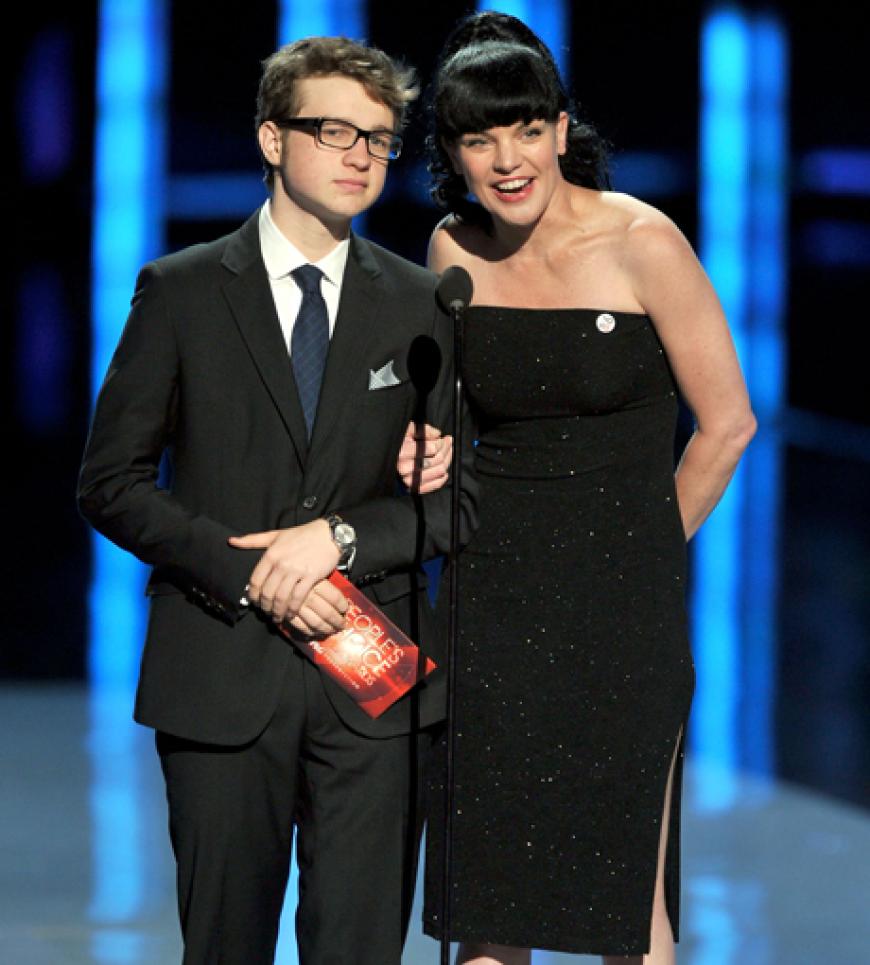 Angus T. Jones und Pauley Perrette auf der Bühne