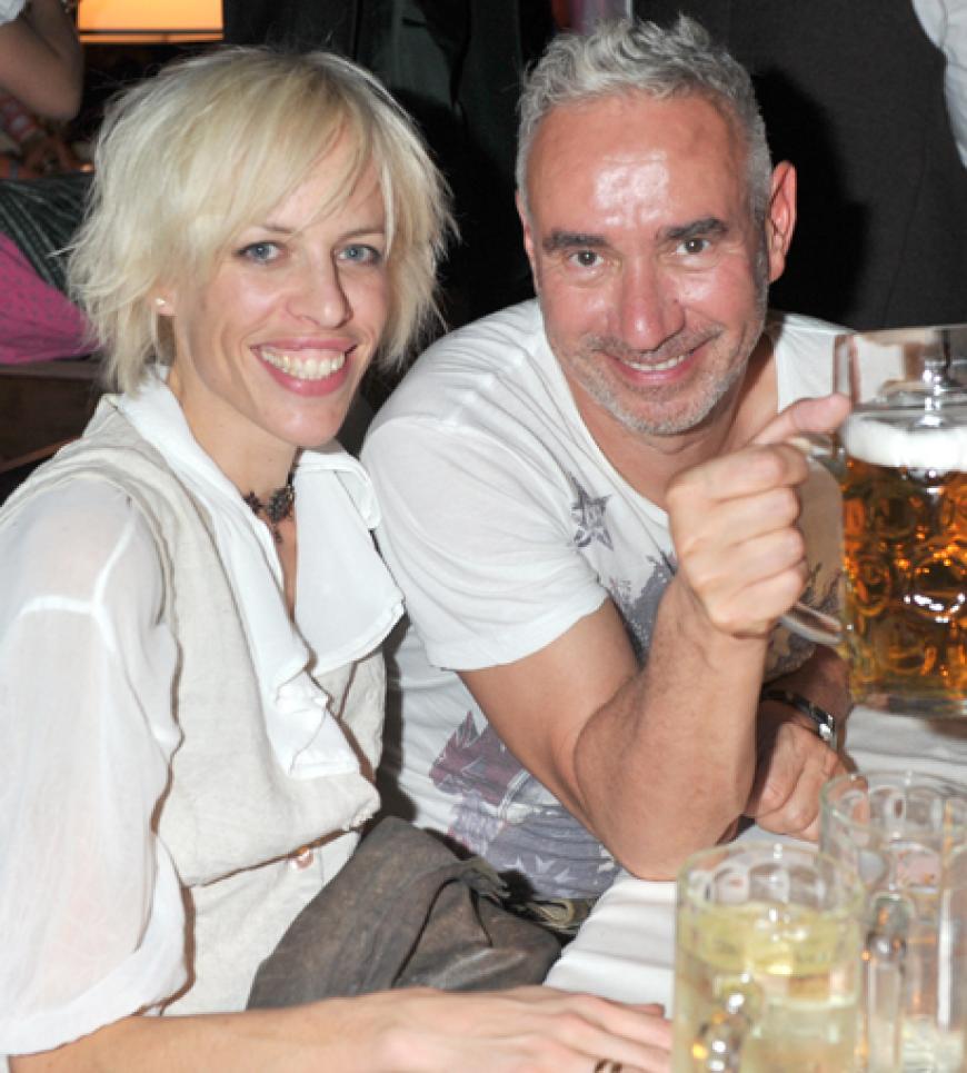 Prost! Katja Eichinger, Witwe von Bernd Eichinger, und der deutsche Hollywoodregisseur Roland Emmerich im Käferzelt