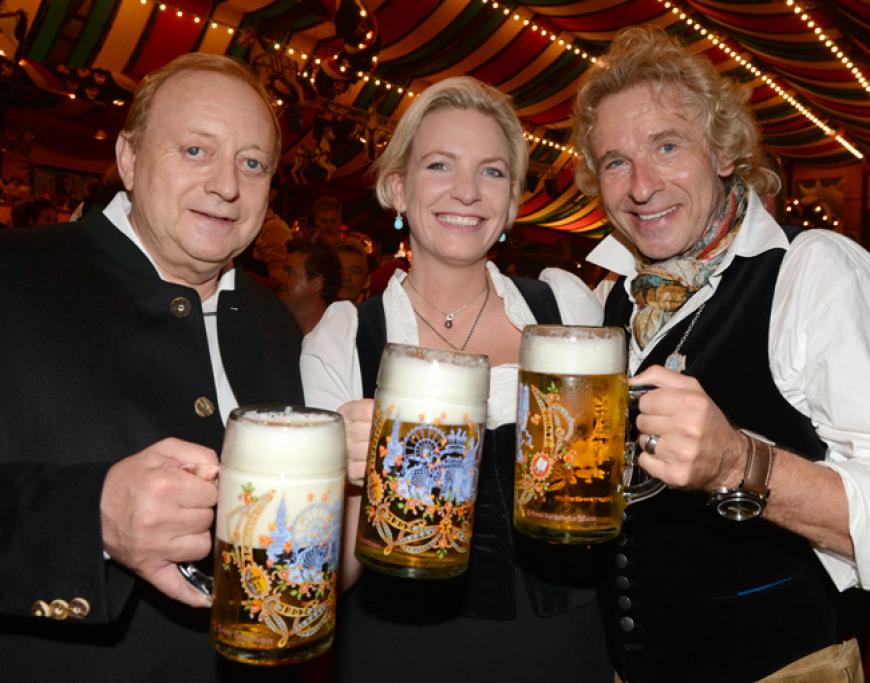 O' zapft is! Seit Samstag, 22. September, ist München wieder die Party-Hauptstadt. Auch dabei: Promikoch Alfons Alfons Schuhbeck (l-r) die Ehefrau vom Wirtdes Hippodrom Sepp Krätz, Tina Krätz, und Entertainer Thomas Gottschalk