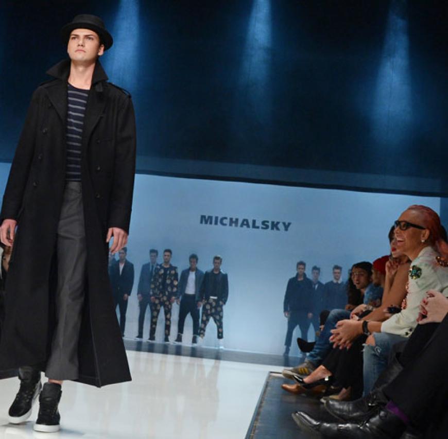 Er hatte auf der Michael Michalsky StyleNite sein Catwalk-Debüt: Jimi Blue Ochsenknecht (ganz rechts die stolze Mama Natascha)