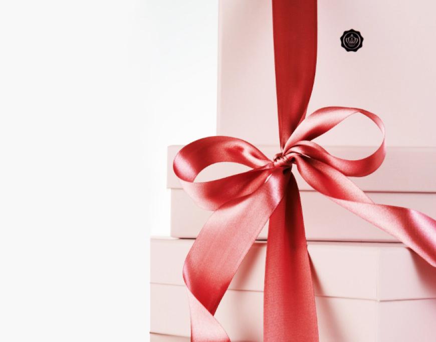 Um den ganzen Vorhochzeitsstress ab sofort ein wenig zu versüßen, bringt GLOSSYBOX ab Juni eine Beautybox Wedding Edition als dauerhafte Geschenkbox heraus. Die eignet sich nicht nur als tolle Beautyüberraschung für die angehende Braut, sondern auch tolles Dankeschön für alle Helfer. Und auch das Herz der zukünftigen Schwiegermutter ist damit schnell erweicht ...