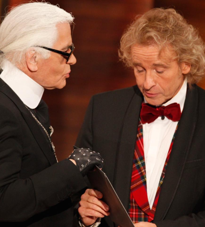 Karl Lagerfeld überreichte Gottschalk einen großen Couvert mit persönlicher Widmung und einem selbstgemalten Porträt des Showmasters