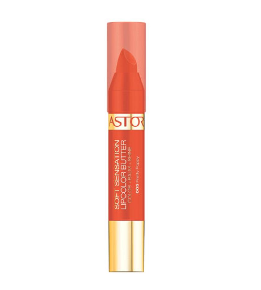 Der orange-rote Lippenstift setzt einen schönen Farbakzent für den schlichten Look der 19-Jährigen.