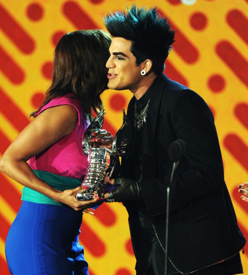 Glückwunsch! Adam Lambert bekommt von Tyra Banks seinen Award überreicht