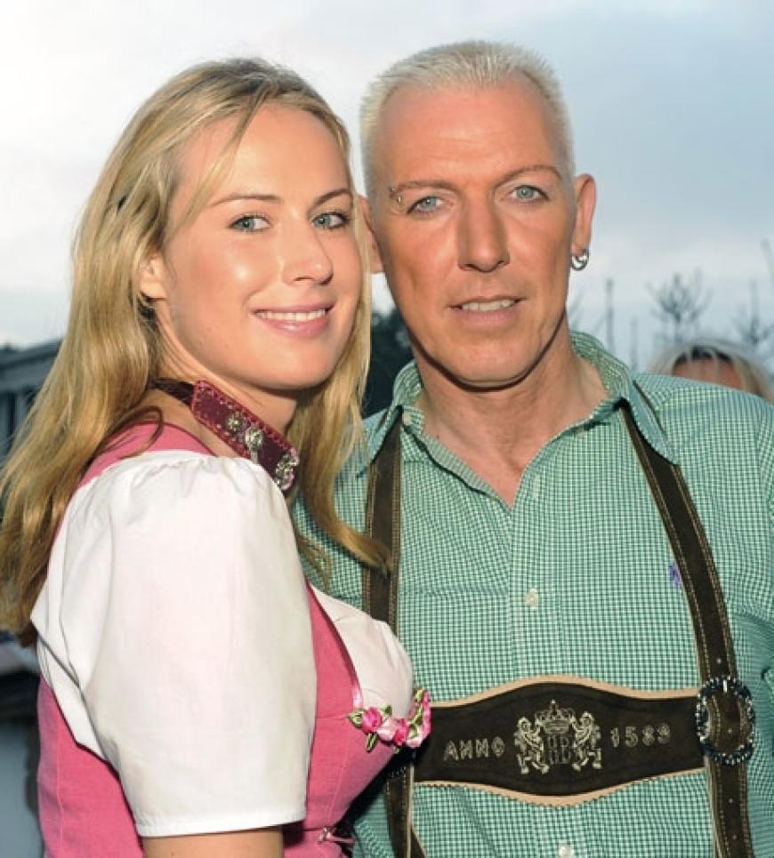 Sänger H.P. Baxxter von der Gruppe Scooter, und seine Frau Simone mischen sich unter das Bierzeltvolk