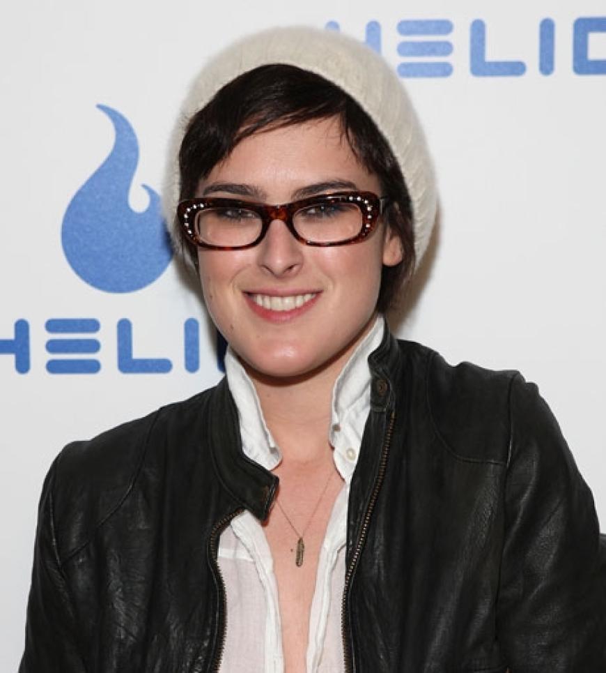 Rumer Willis kombiniert Wollmütze und Brille mit Glitzer-Steinen