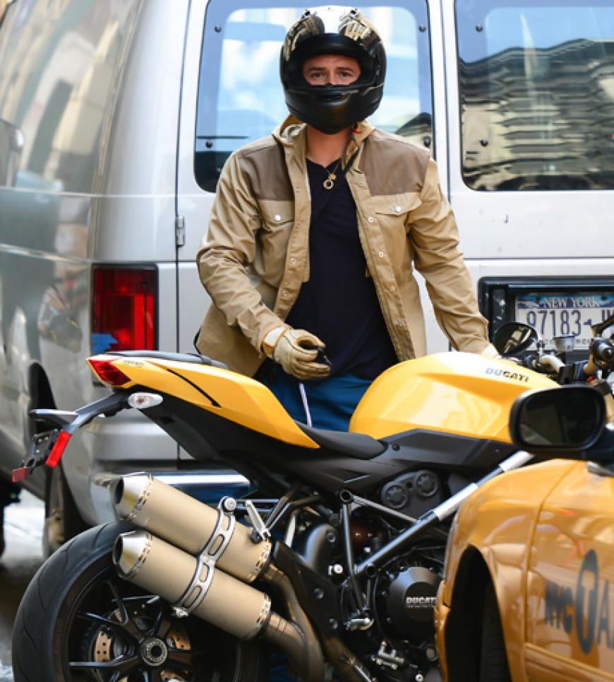 Easy Rider: Welcher Prominente stellt wohl gerade seine superheiße, gelbe Ducati ab? Erkennen Sie den Hollywood-Star?