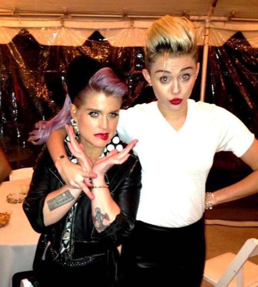 Kelly Osbourne und Miley Cyrus teilen sich als beste Freundinnen sogar einen BH