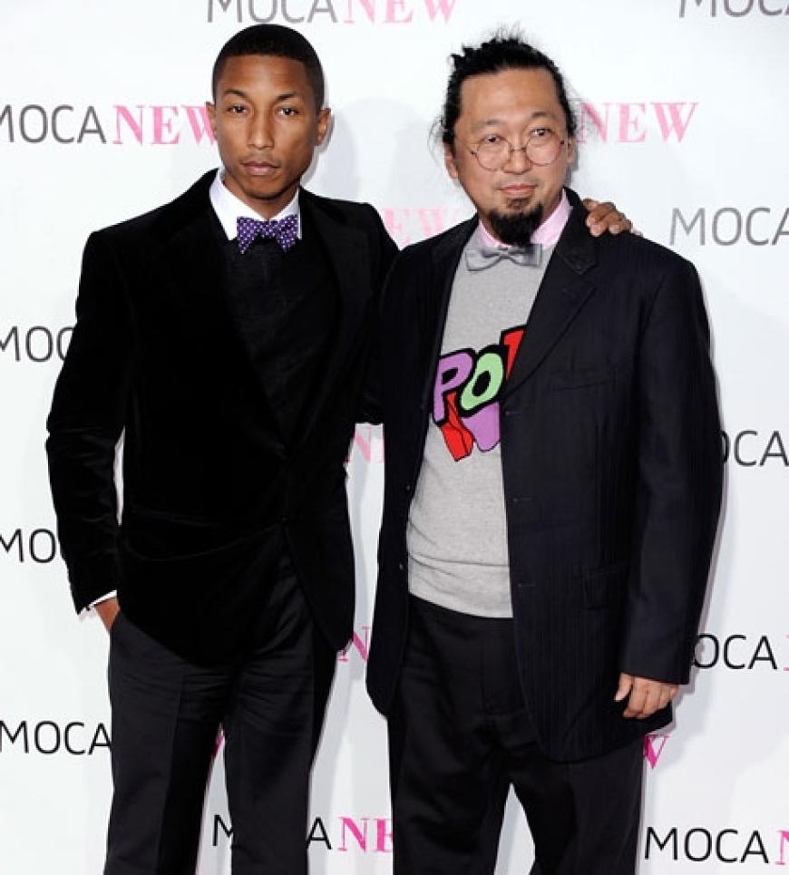 Pharrell Williams posiert mit dem japanischen Künstler Takashi Murakami