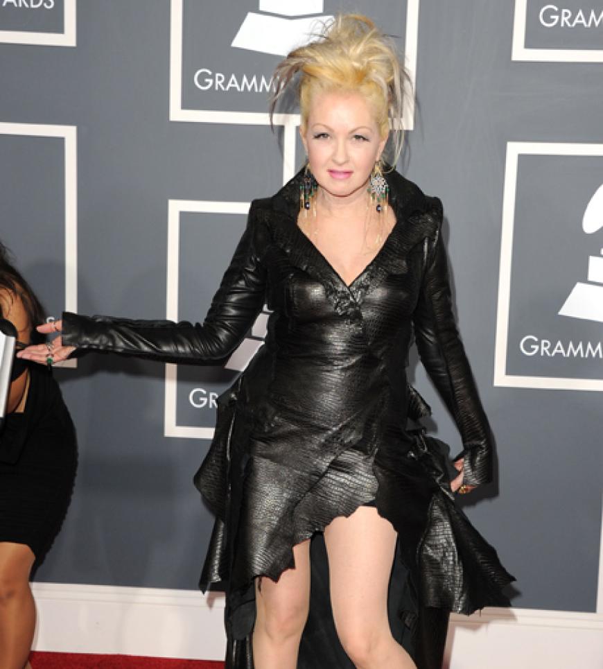 Cyndi Lauper in einem Leder-Outfit