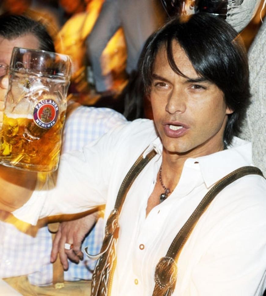 Macht auch in der Lederhose eine gute Figur: das schwedische Supermodel Marcus Schenkenberg