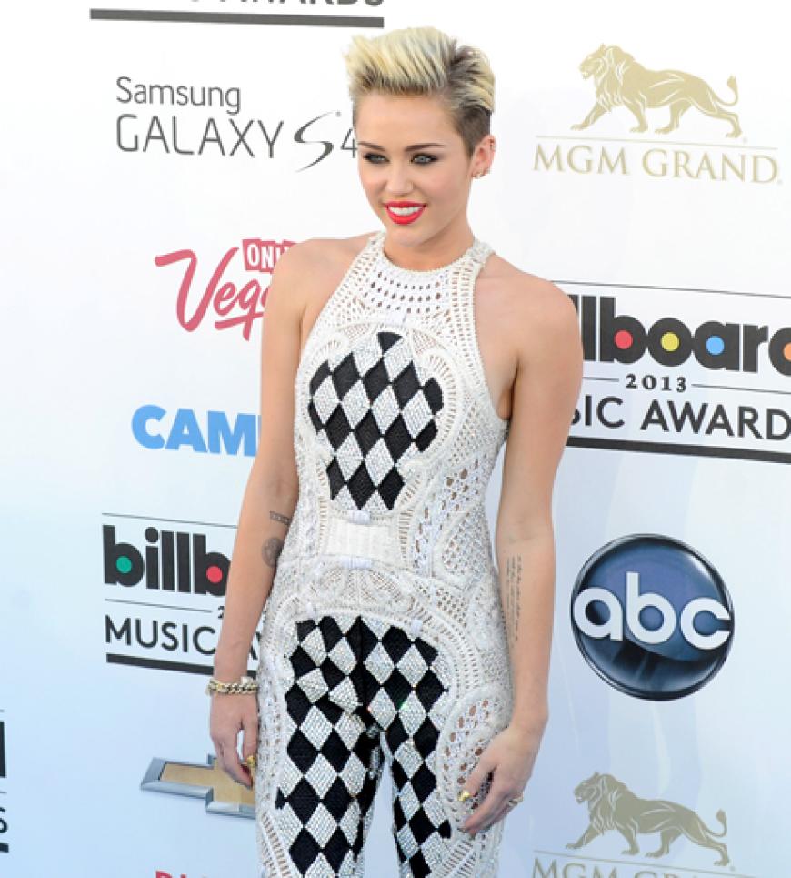 Miley Cyrus überreichte Justin Bieber einen seiner drei Awards. Liam Hemsworth befindet sich derzeit in Cannes...