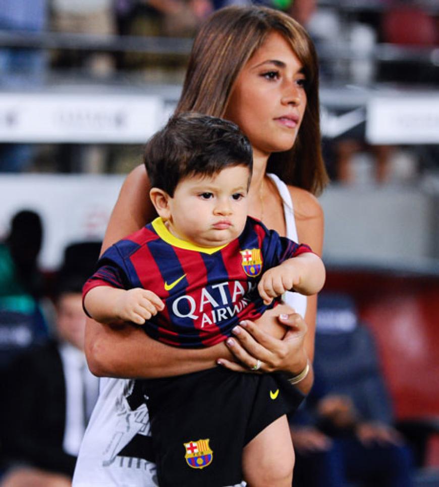 Antonella Roccuzzo ist die hübsche Freundin von Lionel Messi. Das ist Söhnchen Thiago!