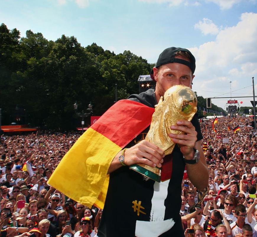 Bussi für die Trophäe: Benedikt Höwedes