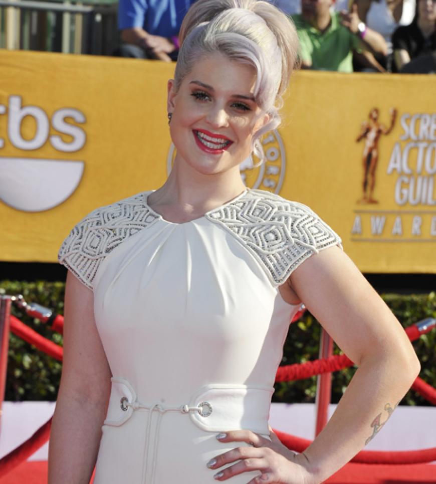 Rank und schlank präsentiert sich Kelly Osbourne