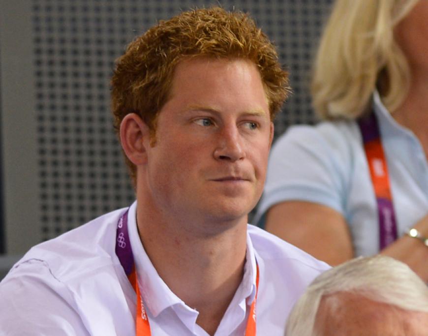 Doch es ist nicht das erste Mal, dass Prinz Harry mit Eskapaden von sich Reden macht. So ist er beispielsweise auf einer Party in einem Nazi-Kostüm aufgetreten. Pfui!