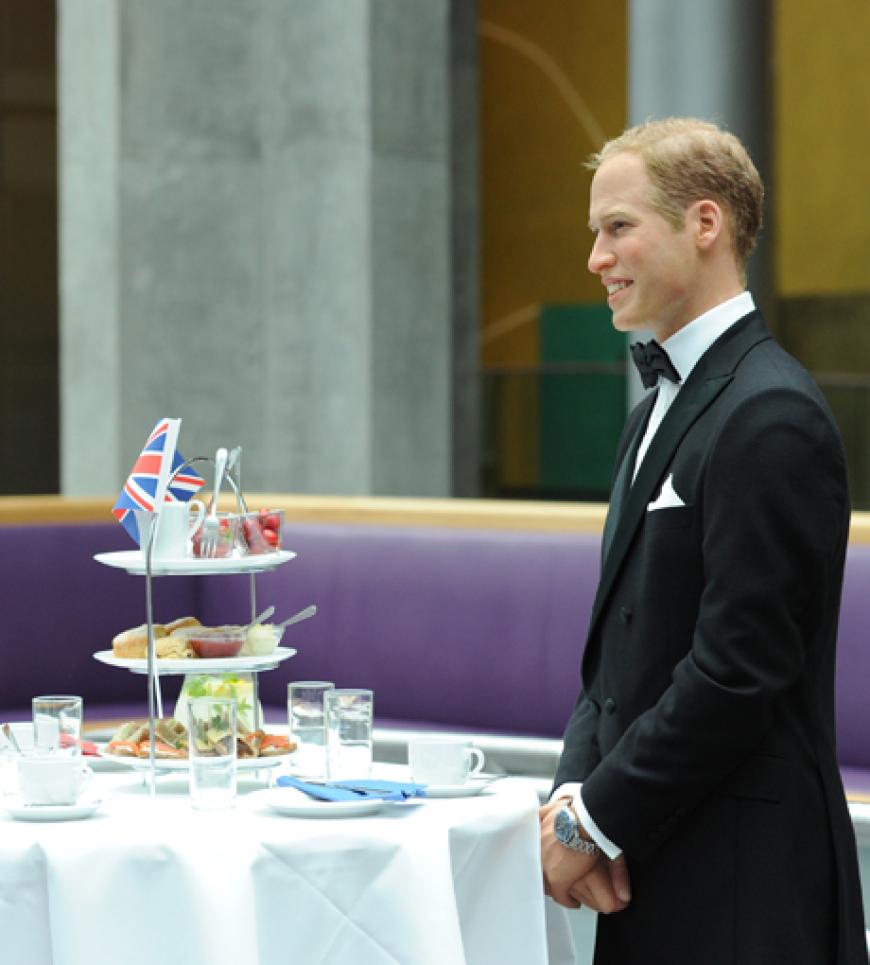 Ganz originalgetreu posiert Williams Wachsfigur mit britischen Köstlichkeiten