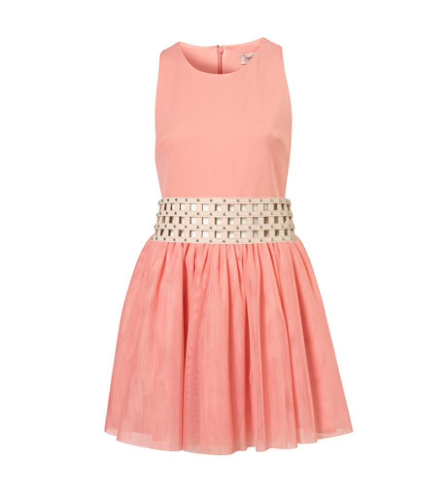 Lana del Rey stylte das süße Retro-Kleid von Topshop mit einem breiten Taillengürtel. Beides über topshop.com, ca. 90 Euro und ca. 25 Euro