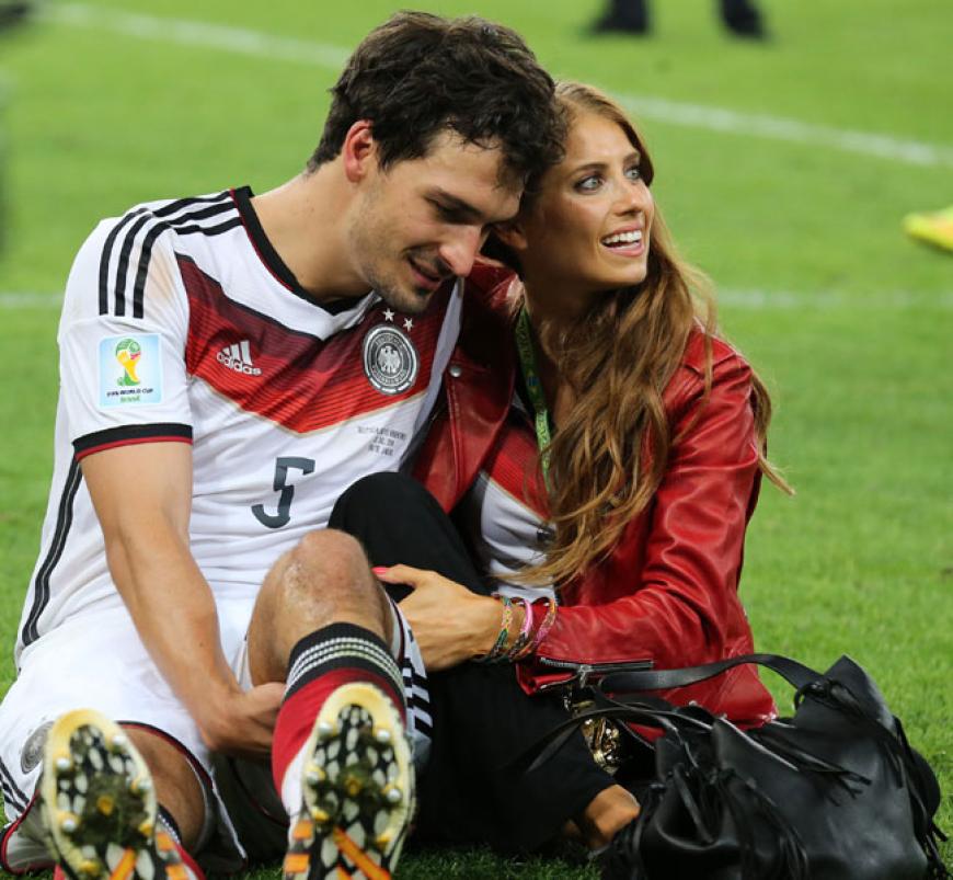 Mats gab später zu, ganz schön müde gewesen zu sein und konnte es noch nicht fassen, dass er gerade Weltmeister geworden ist. Cathy Fischer lässt ihn an ihrer Schulter entspannen