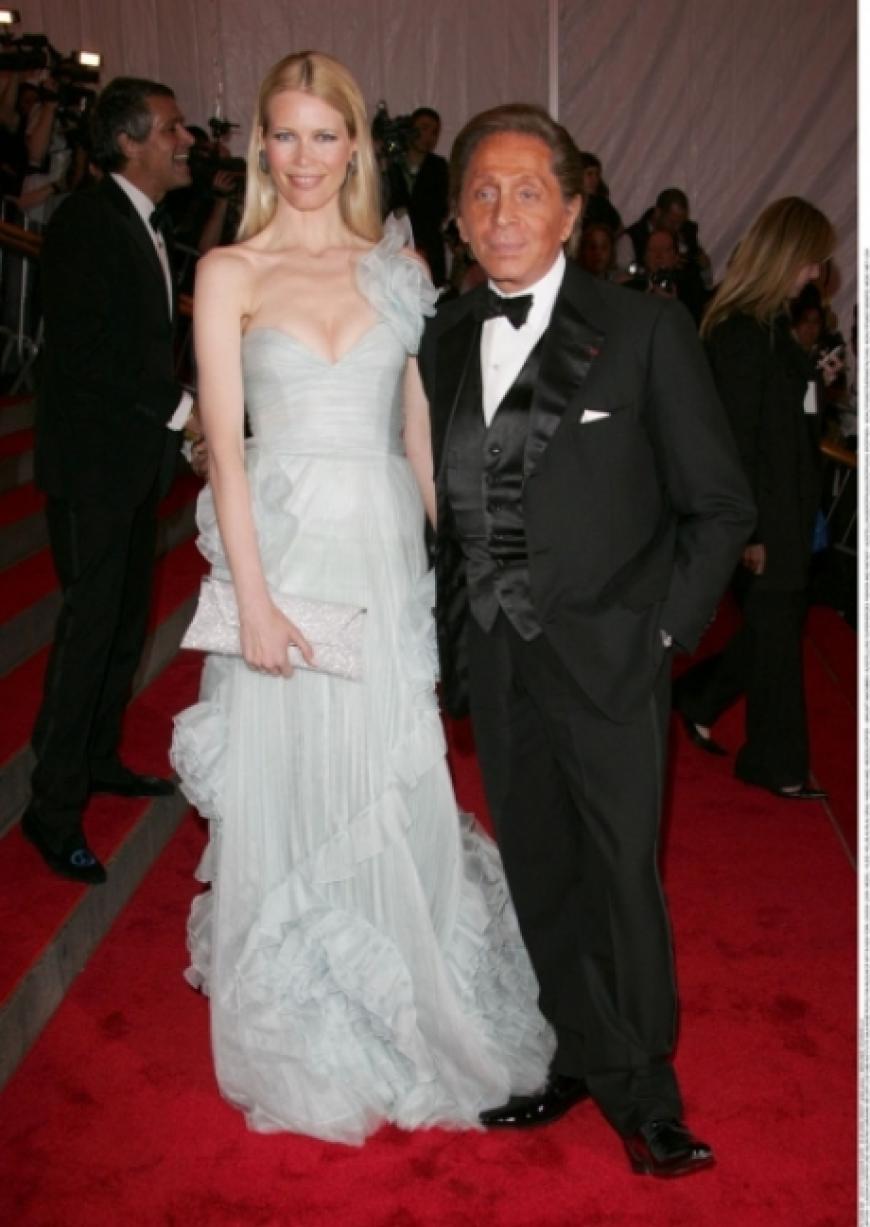 Der Meister und seine Muse: Claudia Schiffer kam in und mit Designer Valentino