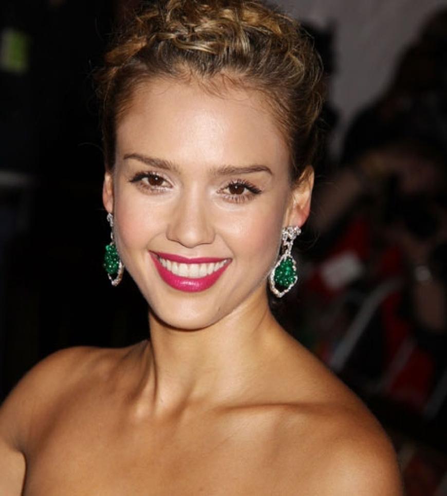 Jessica Alba strahlt die Fotografen an