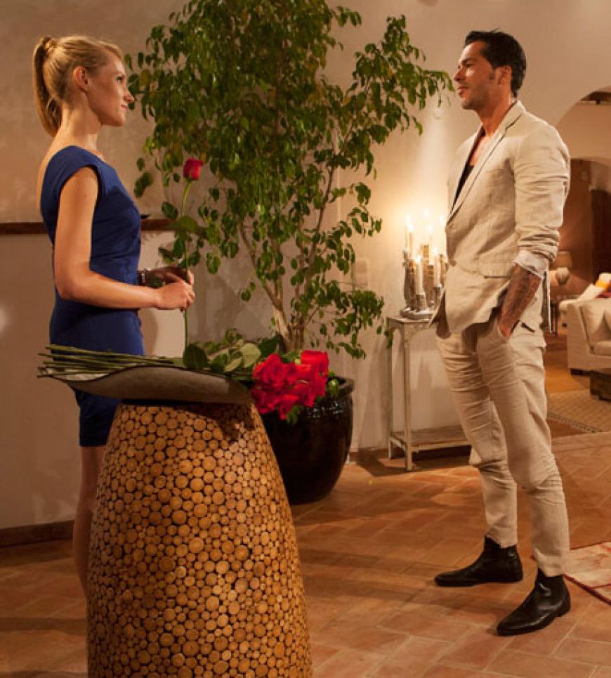Macho Antonio bekommt auch eine Rose. Er punktet mit Verführungskunst