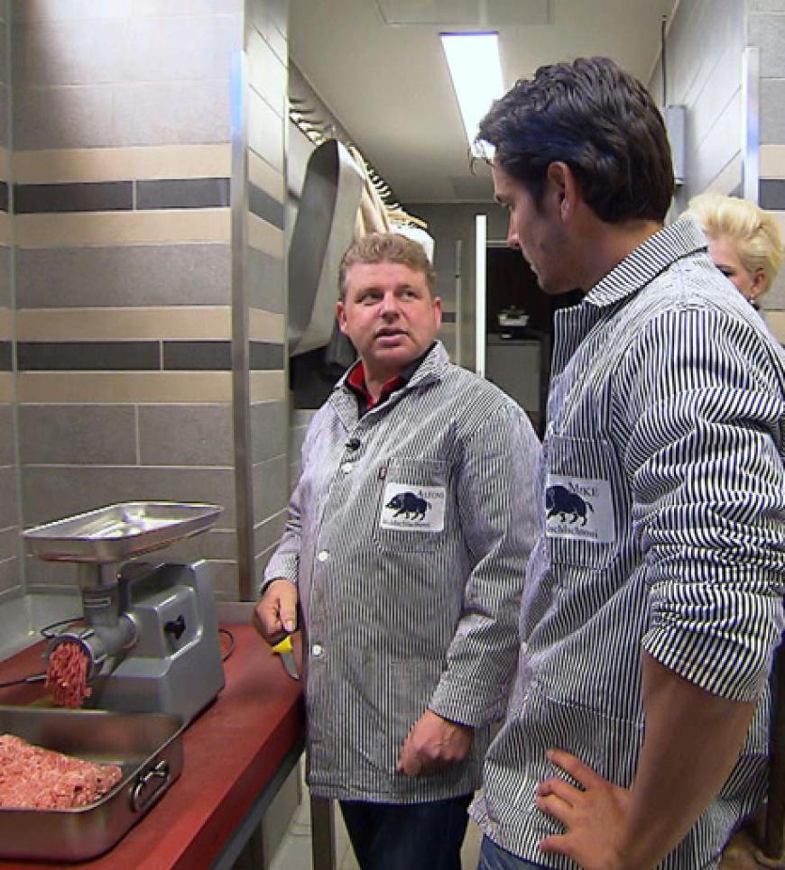 Besonders Eindruck schinden kann Jan, als er die selbstgemachte Wurst perfekt mit Gewürzen abschmeckt