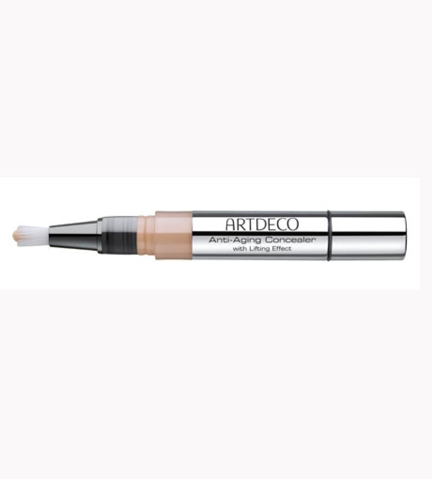 Um kleine Fältchen an den Augen zu minimieren verwendet Jessica einen Concealer. Ideal ist einer mit Anti-Aging-Effekt:
