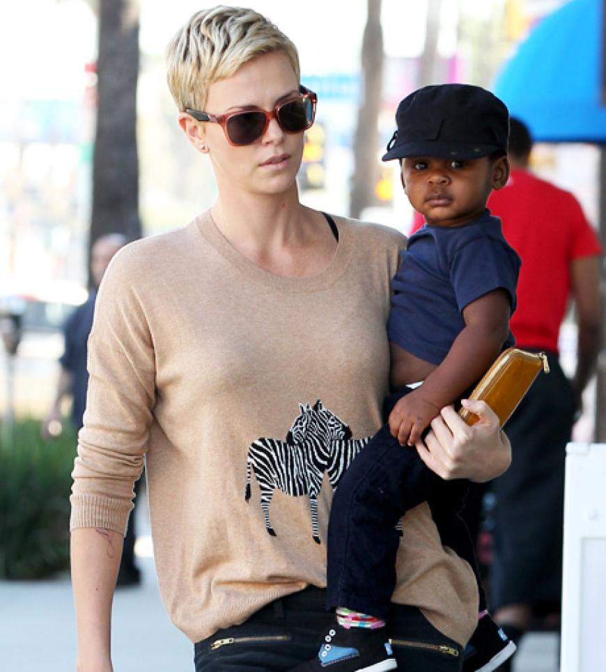 Charlize Theron zeigt zum ersten Mal ihren Sohn Jackson. Mama ist mit ihrem Kleinen unterwegs in West Hollywood zum Joghurteis-Laden