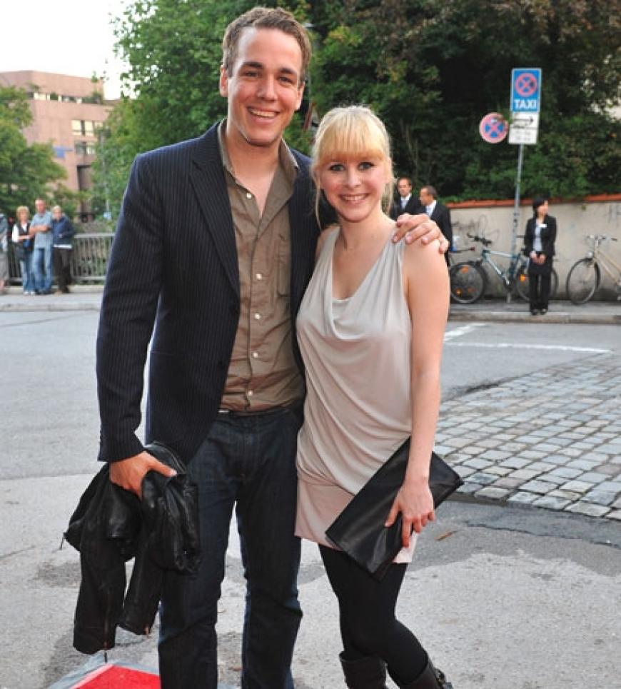 Schauspielerin Jasmin Schwiers und ihr Freund Jan van Weyde lächeln um die Wette