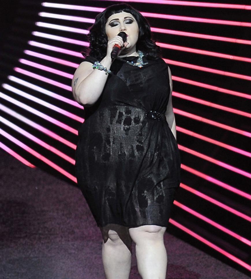 ... ebenso wie Pop-Schwergewicht Beth Ditto. Die trat übrigens barfuss auf