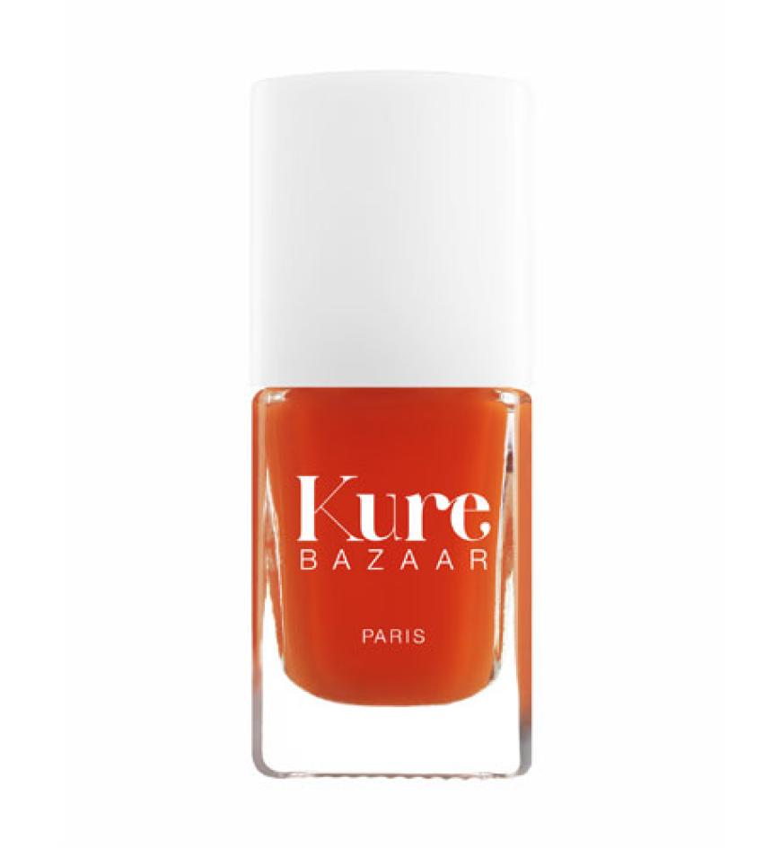 Afrika lässt grüßen! Die fröhlichen Farben von Kure Bazaar Paris sind dank ihrer eco-natürlichen Formel und der Verringerung von Chemikalien besonders schonend für den Nagel. Perfekt für stylische Sommerlooks!