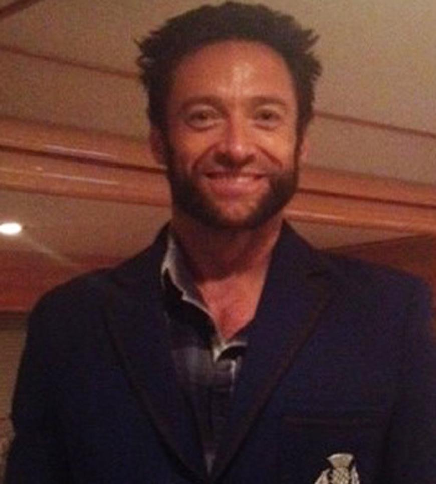 Hugh Jackman zeigt sich mit seiner alten Highschool Jacke