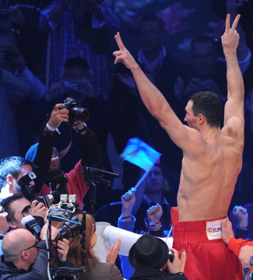 ... Und lässt sich ausgiebig von seinen Fans feiern. Erstmals nach fast zwei Jahren stieg der 35-jährige wieder als Single in den Ring. Bisher hatte ihn Ex-Freundin Hayden Panettiere noch angefeuert